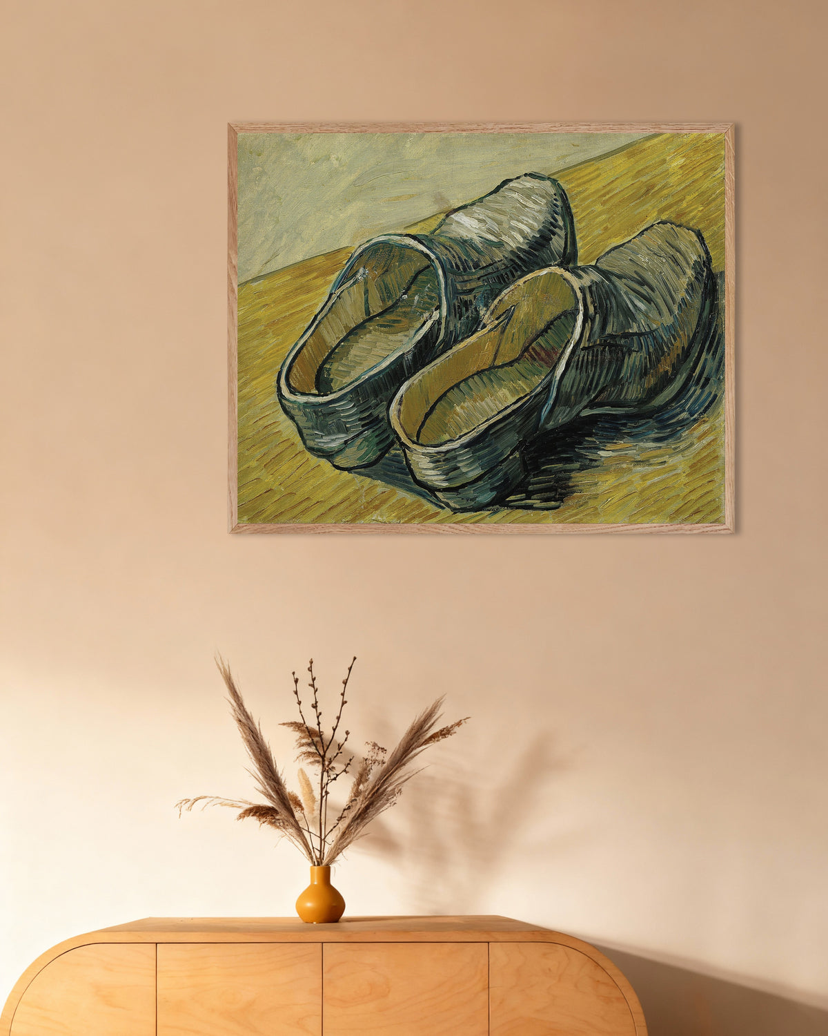 Poster av Ett par träskor i läder (1888) av Vincent van Gogh, med ram i naturträ