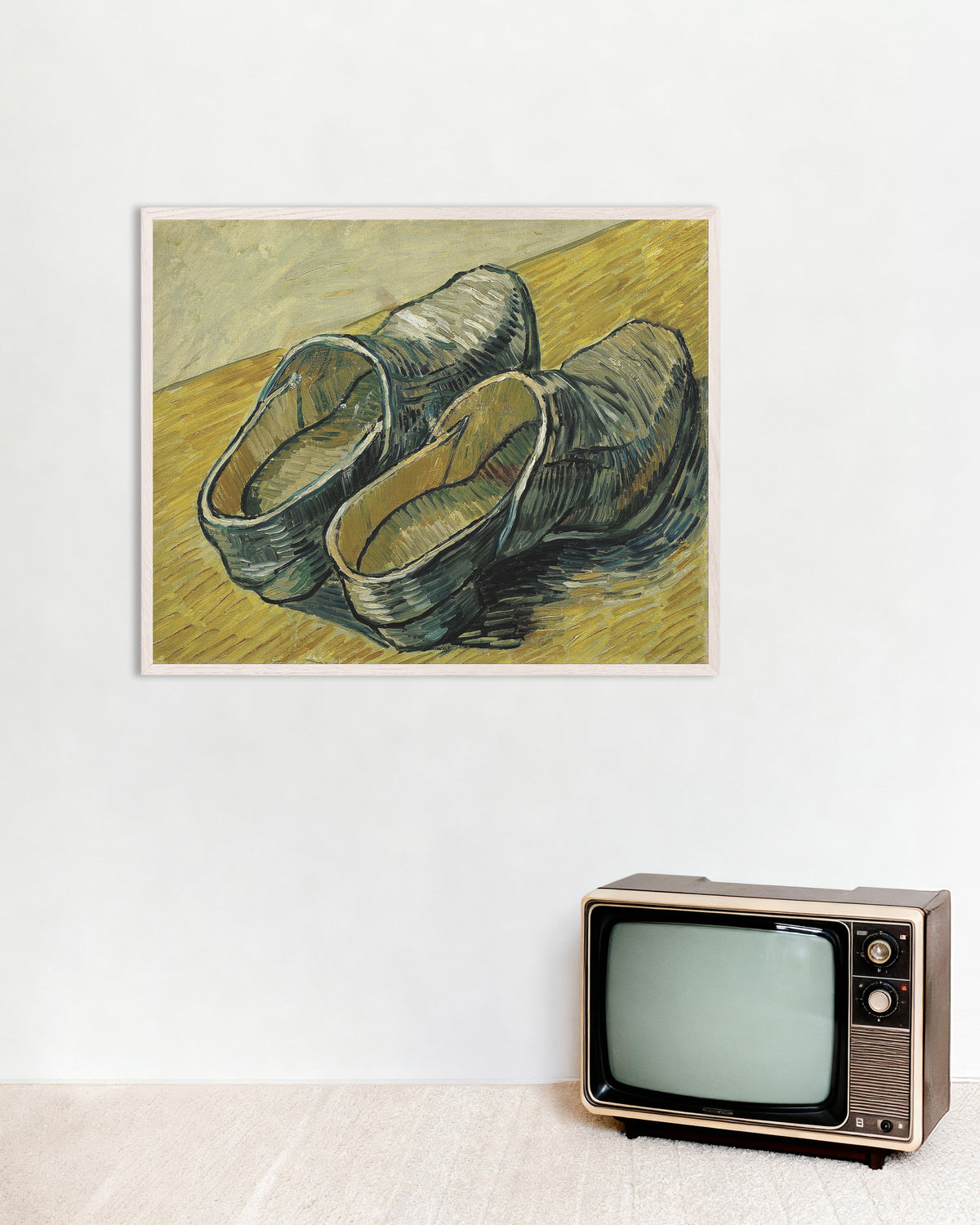Poster av Ett par träskor i läder (1888) av Vincent van Gogh, med vit träram