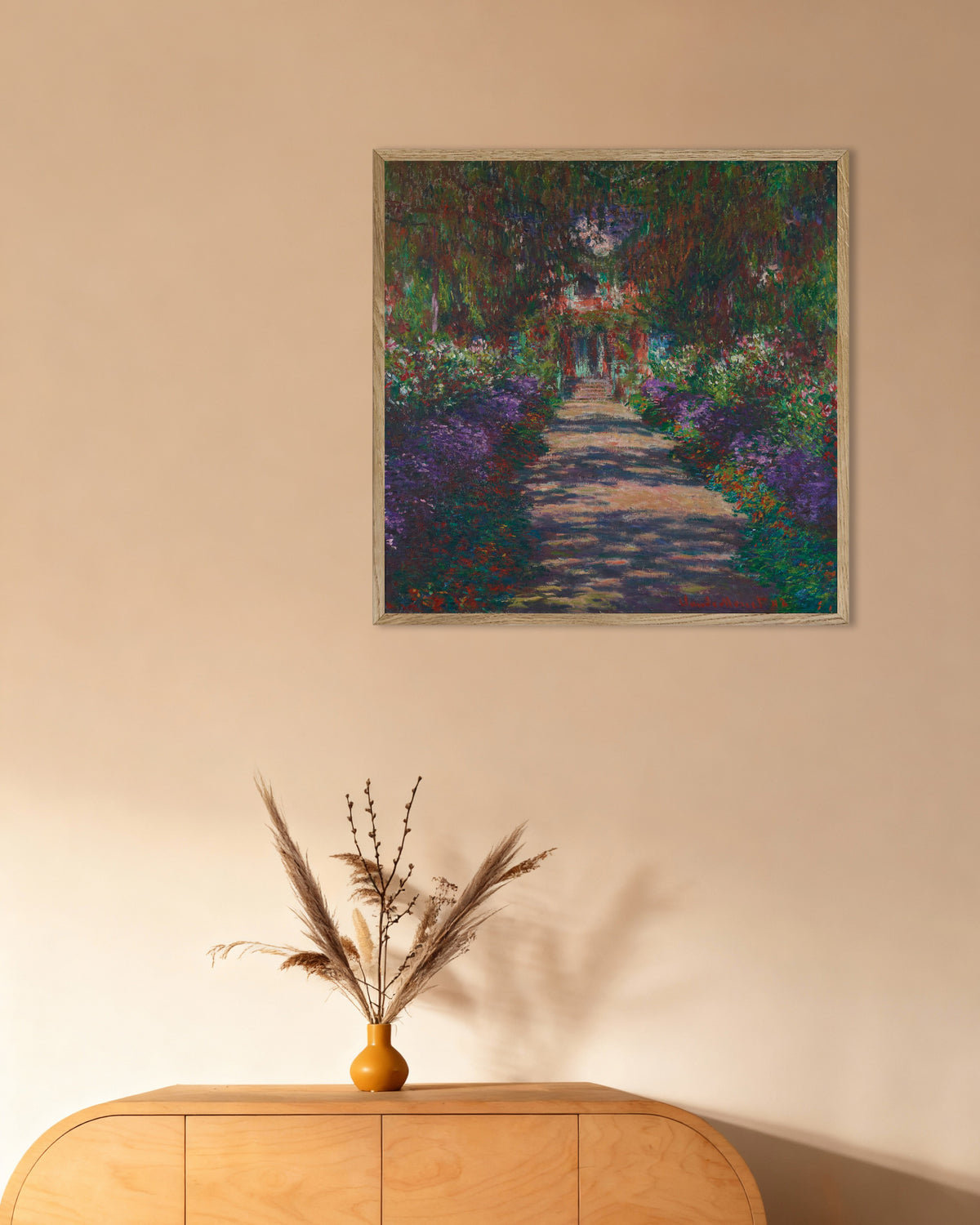 Poster En allé i Monets trädgård i Giverny (1902) av Claude Monet med ram i naturträ