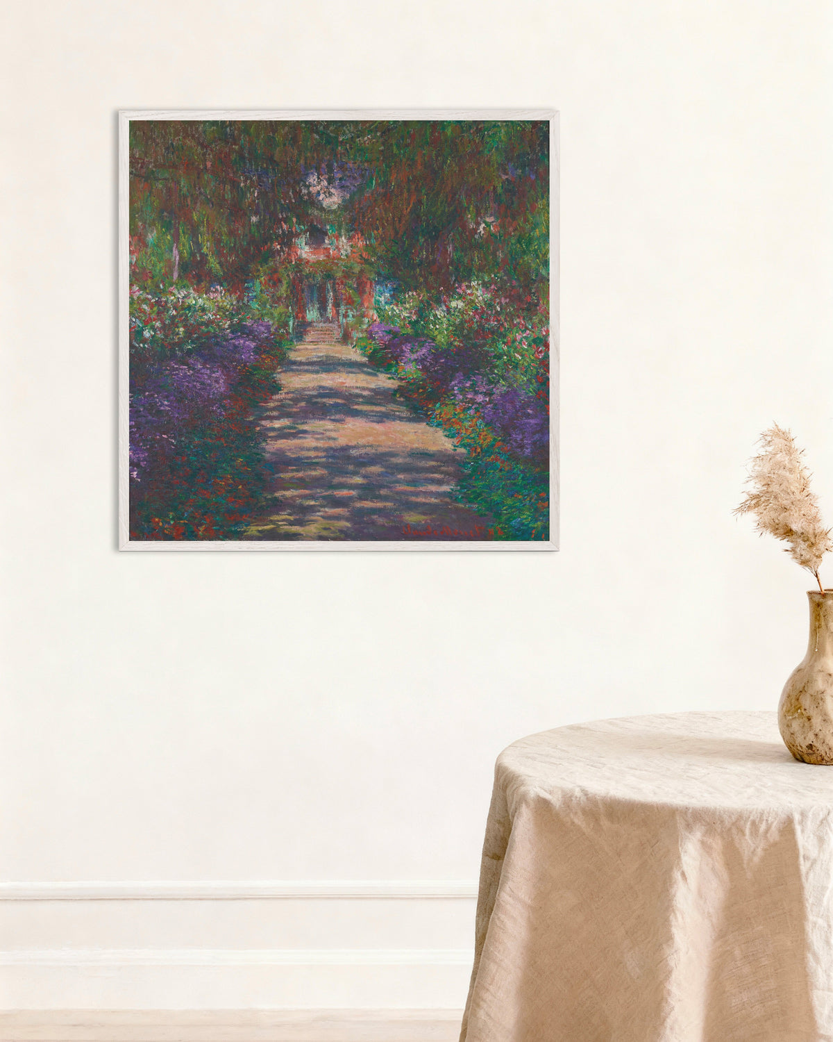 Poster En allé i Monets trädgård i Giverny (1902) av Claude Monet med vit träram