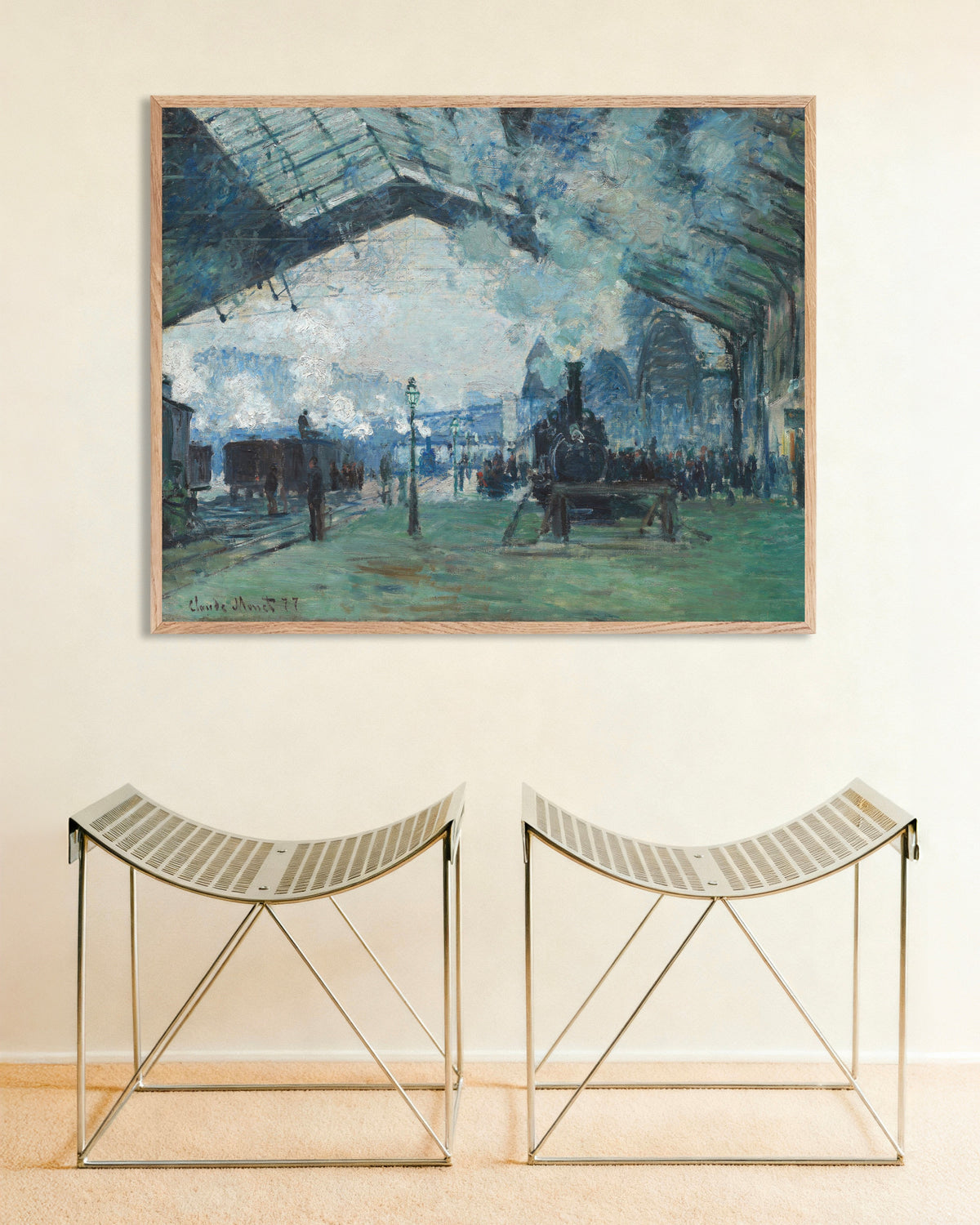 Poster Normandietåget anländer, Gare Saint-Lazare (1877) av Claude Monet med ram i naturträ