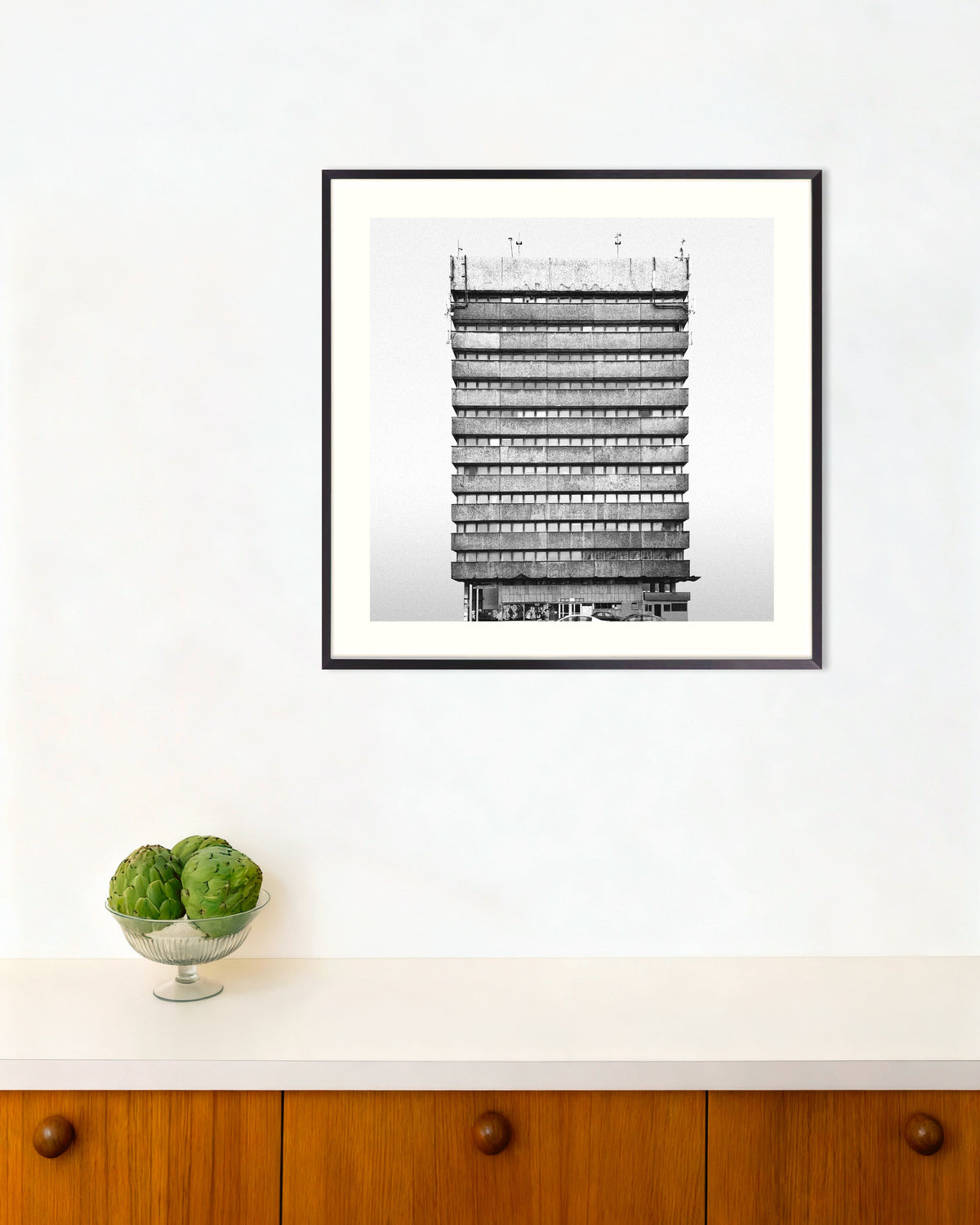 Poster ”Randig kontorsbyggnad”, med metallram