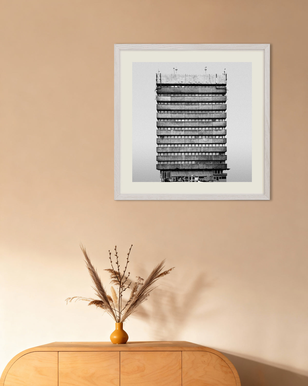 Poster ”Randig kontorsbyggnad”, med vit träram