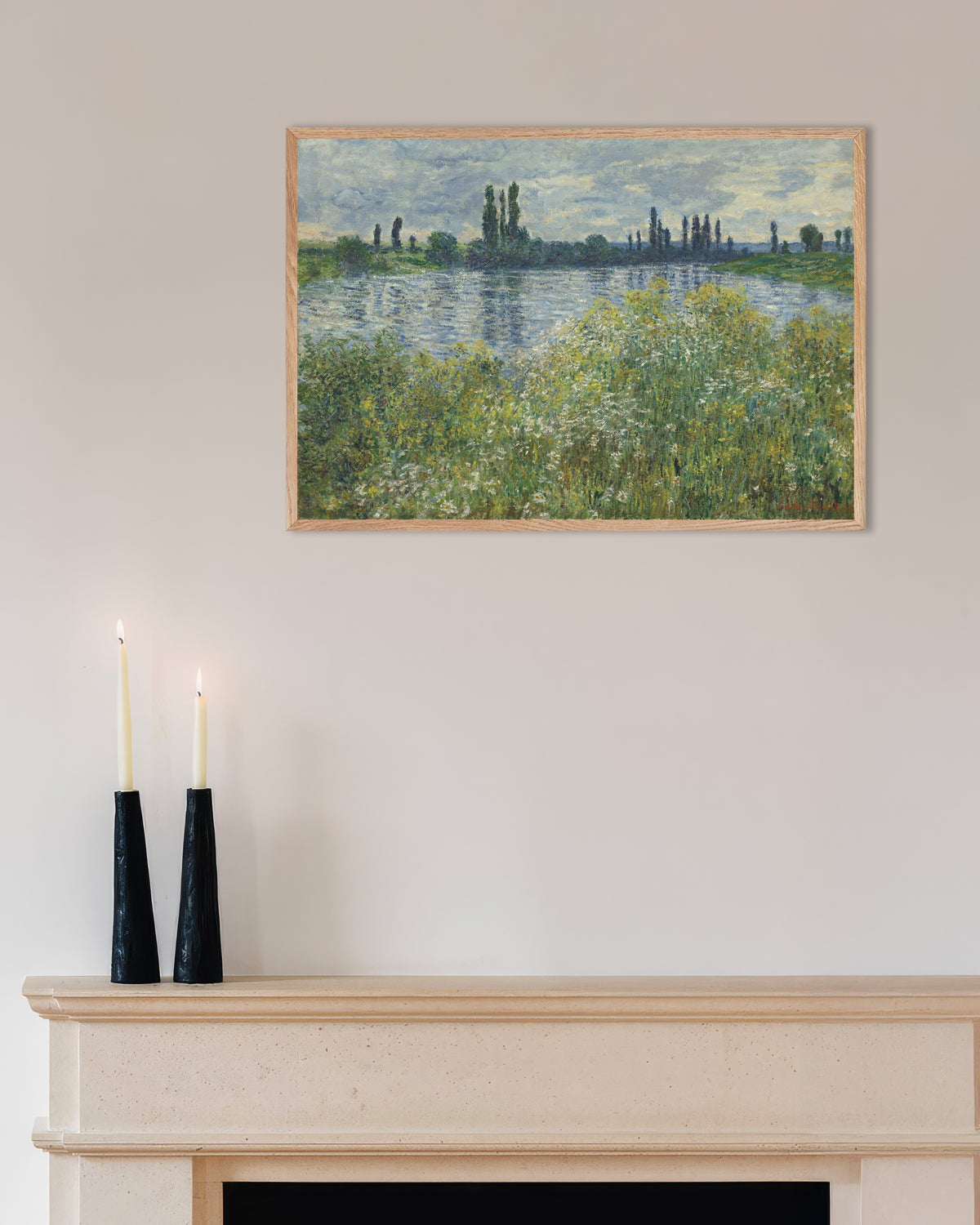 Poster Seines strand vid Vétheuil (1880) av Claude Monet med ram i naturträ