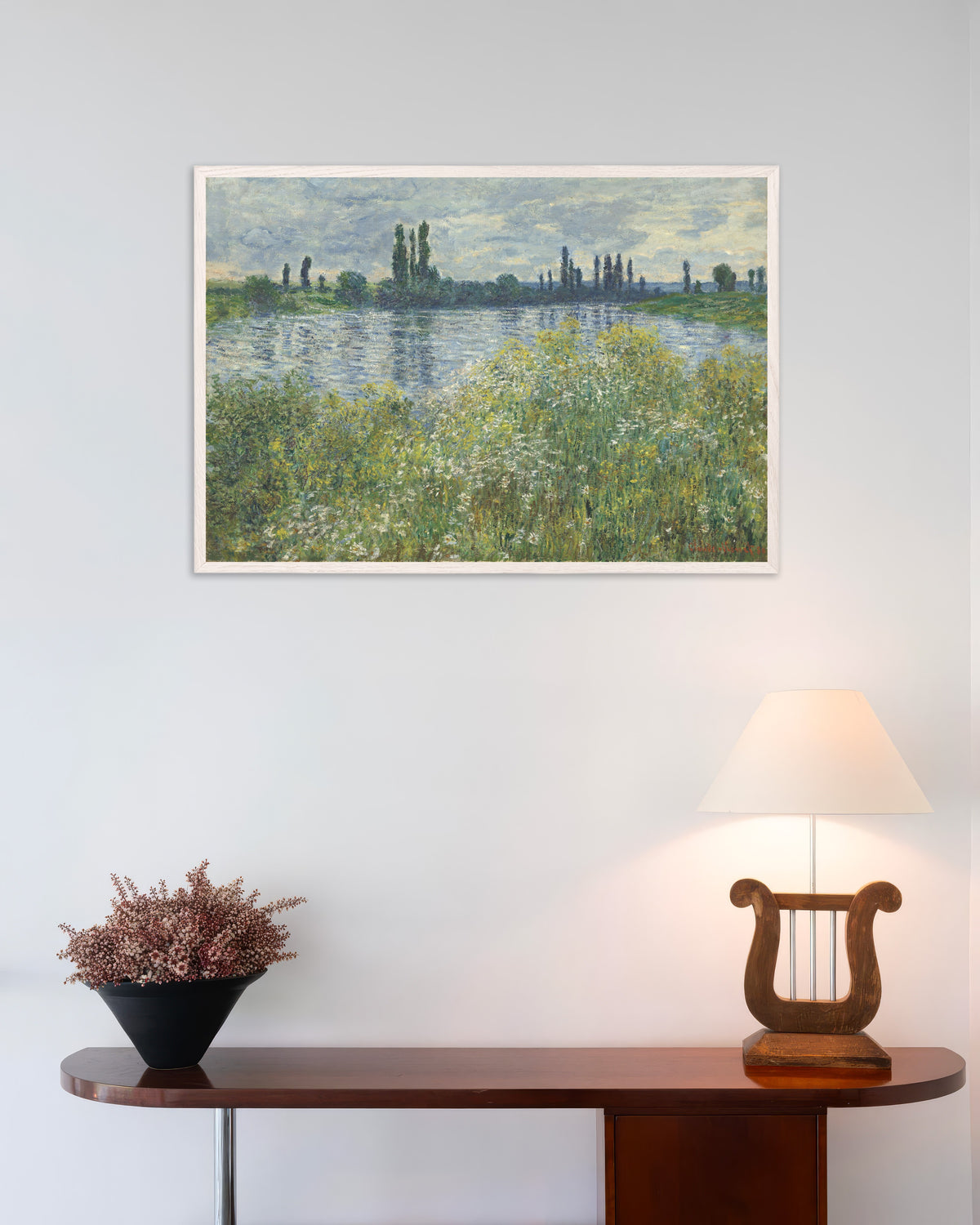 Poster Seines strand vid Vétheuil (1880) av Claude Monet med vit träram
