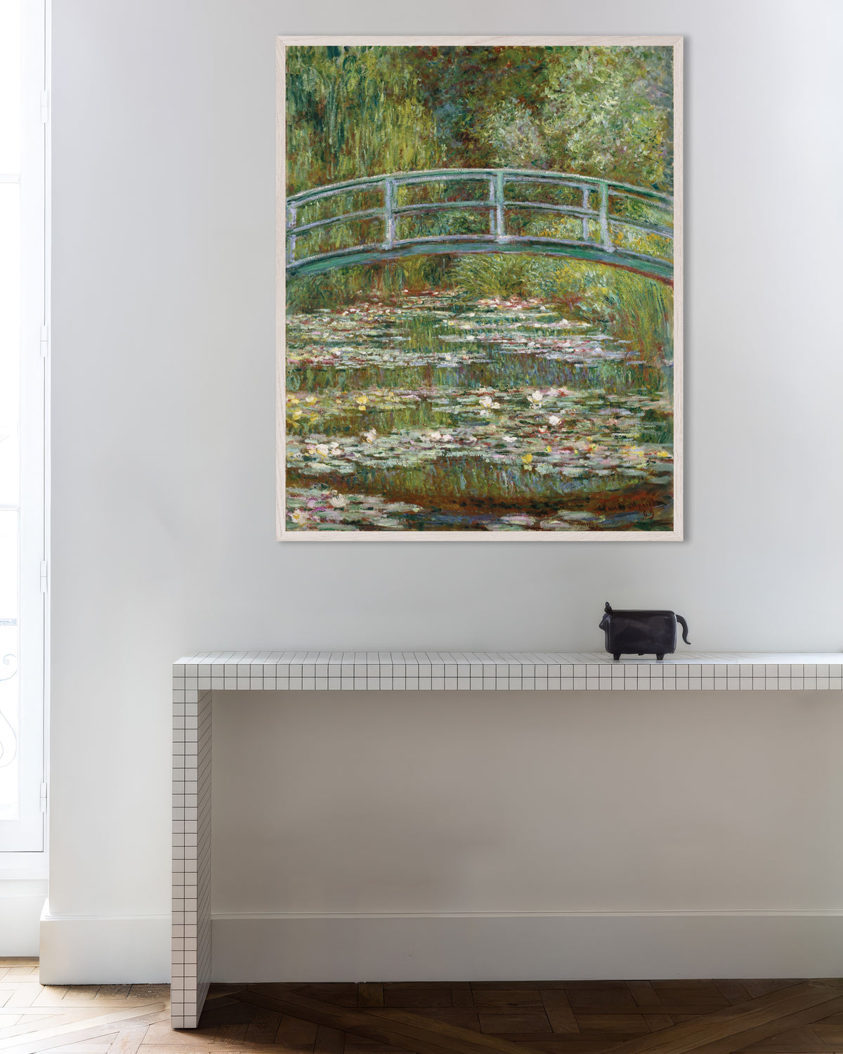 Poster Bro över näckrosdammen (1899) av Claude Monet med vit träram