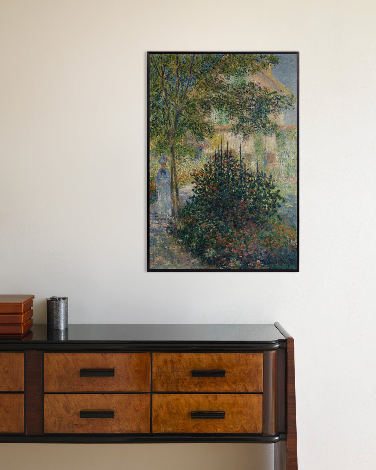 Poster Camille Monet i trädgården i Argenteuil (1876) av Claude Monet med metallram