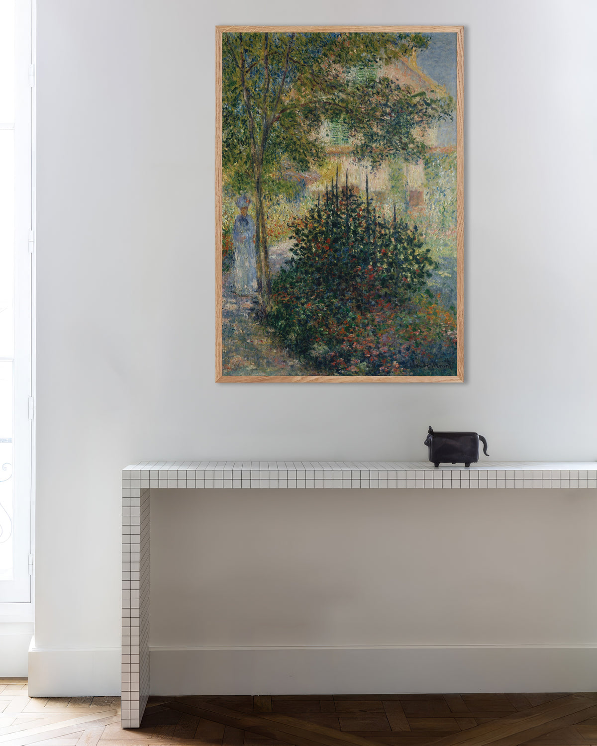 Poster Camille Monet i trädgården i Argenteuil (1876) av Claude Monet med ram i naturträ
