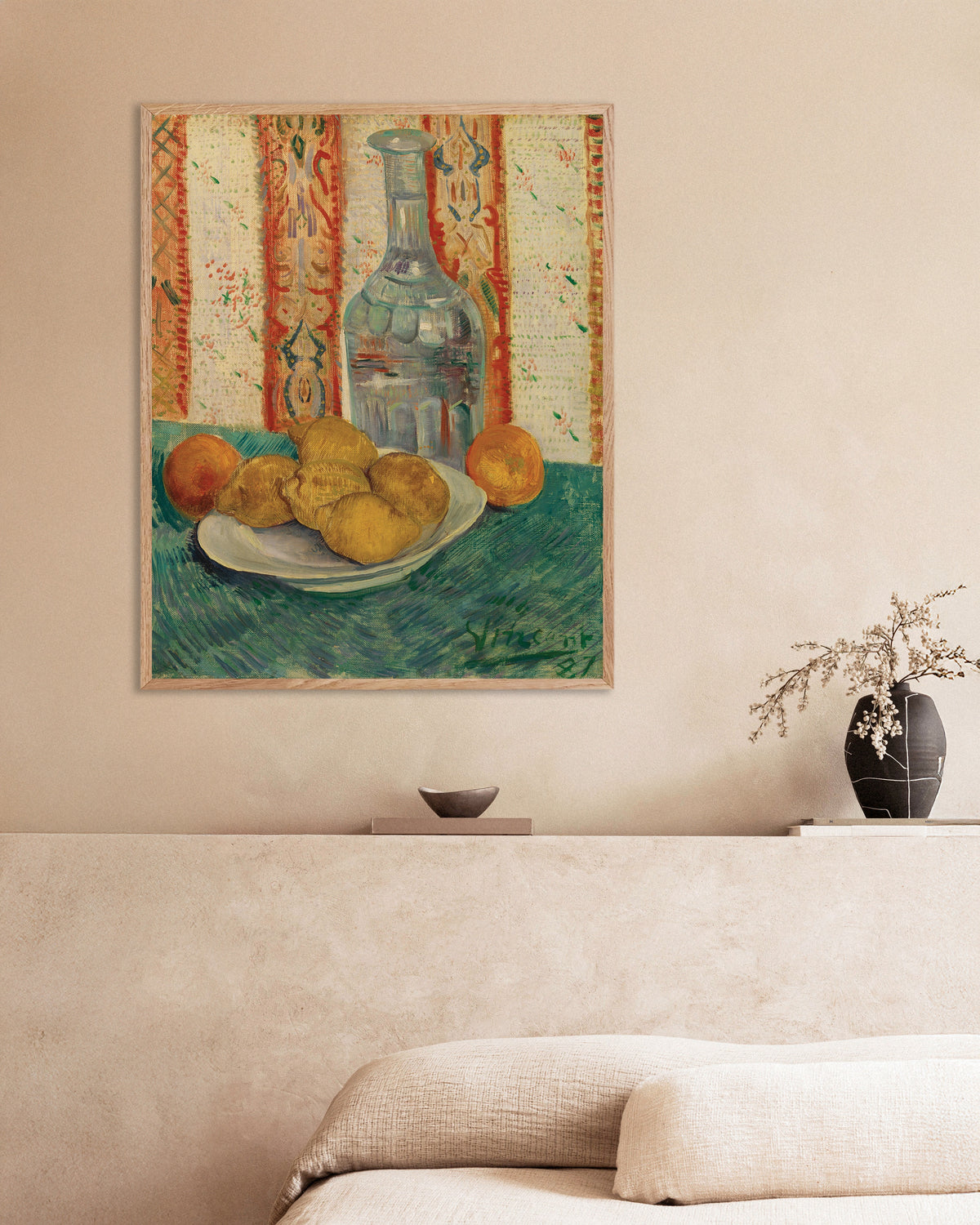 Poster av Karaff och fat med citrusfrukter (1887) av Vincent van Gogh, med träram i naturfärg