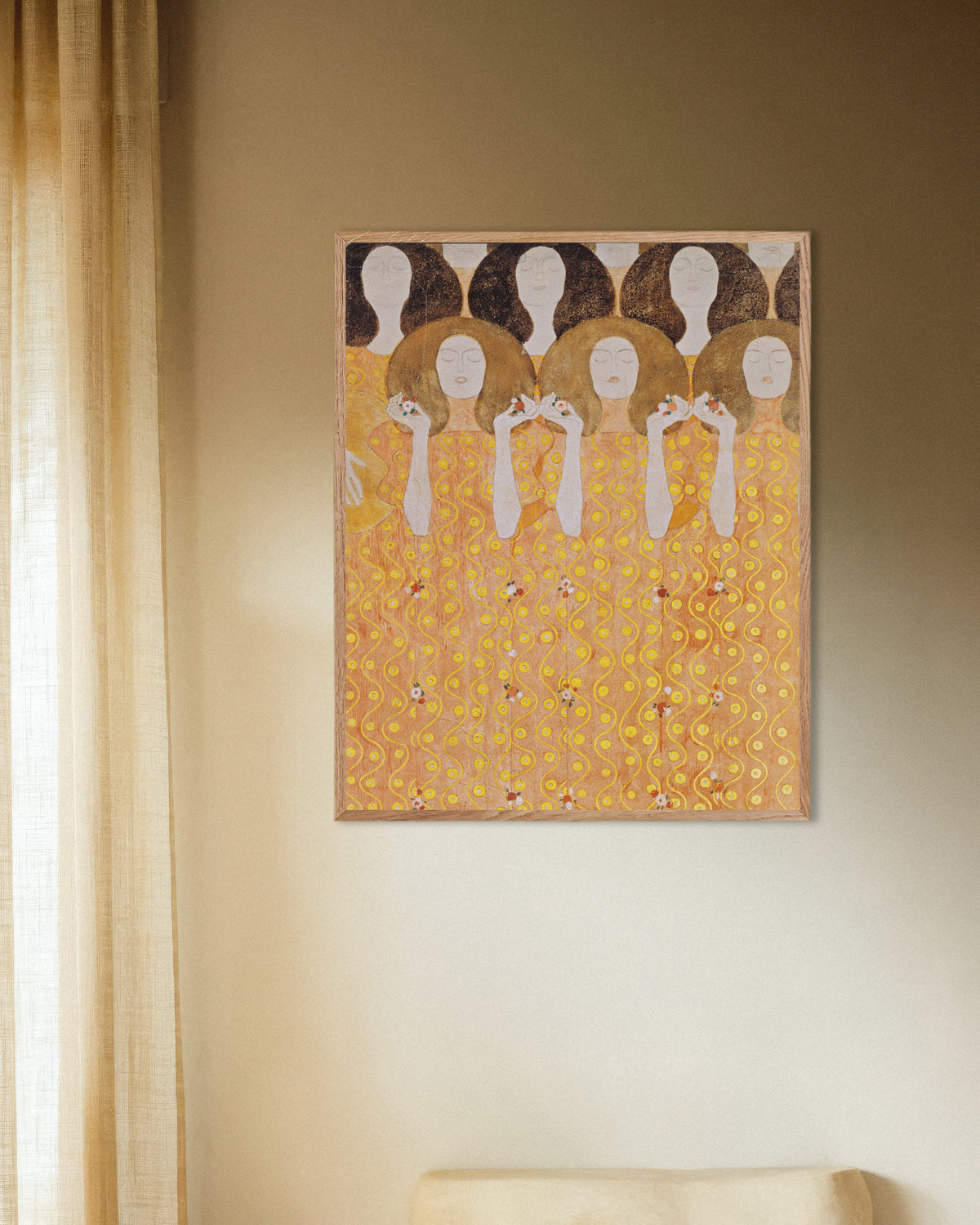 Poster Paradisets änglakör, Beethovenfrisen (1902) av Gustav Klimt med ram i naturträ