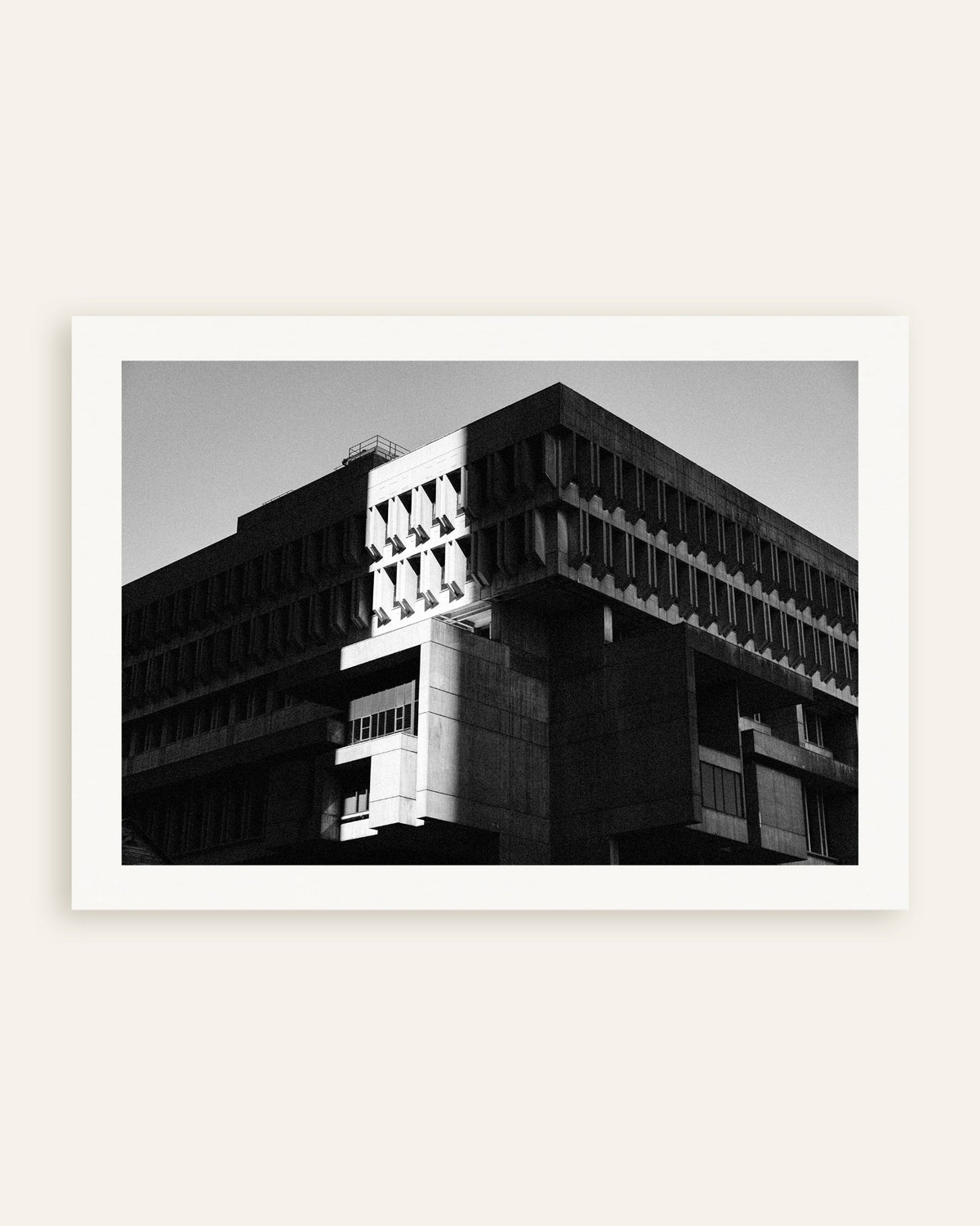 Poster ”Offentlig byggnad i sol och skugga”, miniatyr