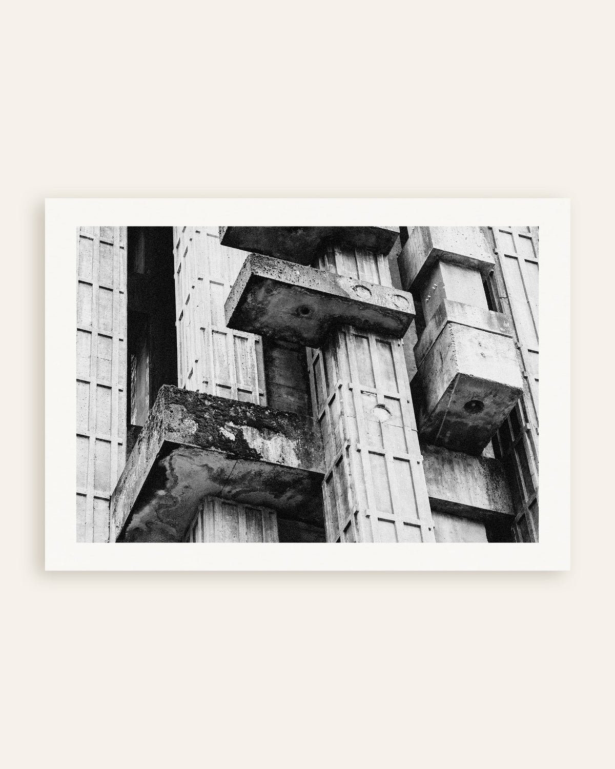 Poster ”Närbild av väderbitna betongblock”, miniatyr