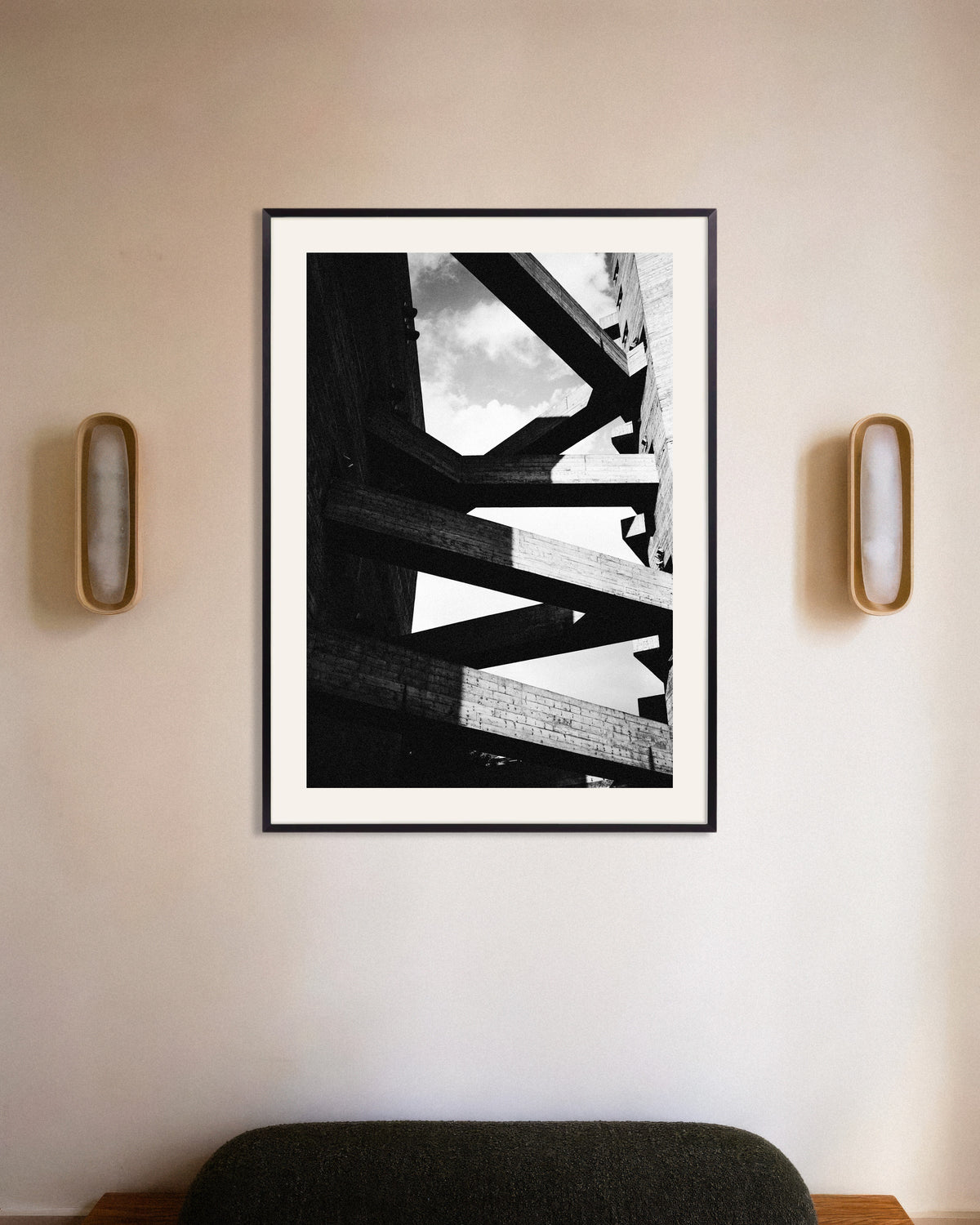 Poster ”Betongbalkar mot himlen”, med metallram