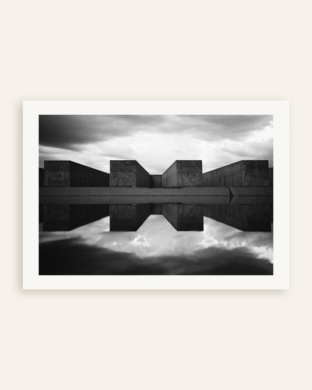 Poster ”Betongblock speglade i vatten”, miniatyr