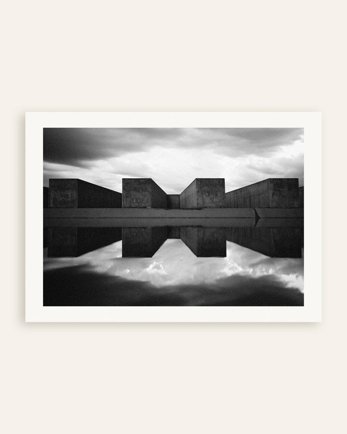 Poster ”Betongblock speglade i vatten”, miniatyr