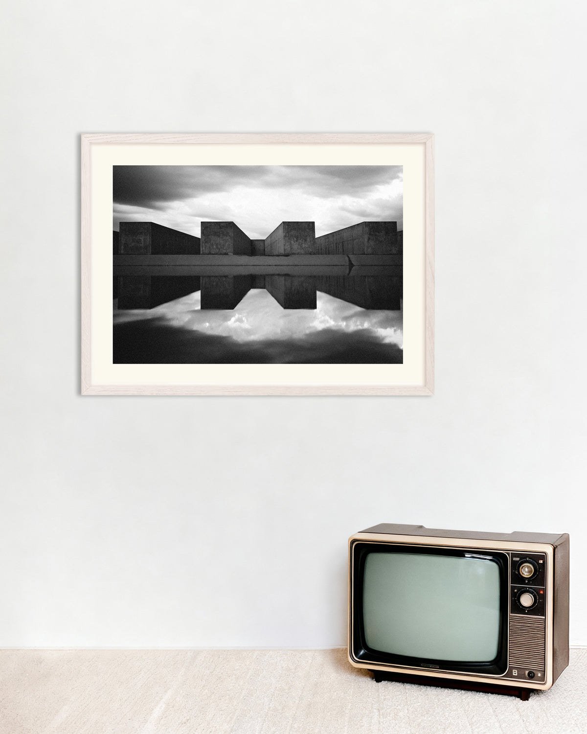 Poster ”Betongblock speglade i vatten”, med vit träram