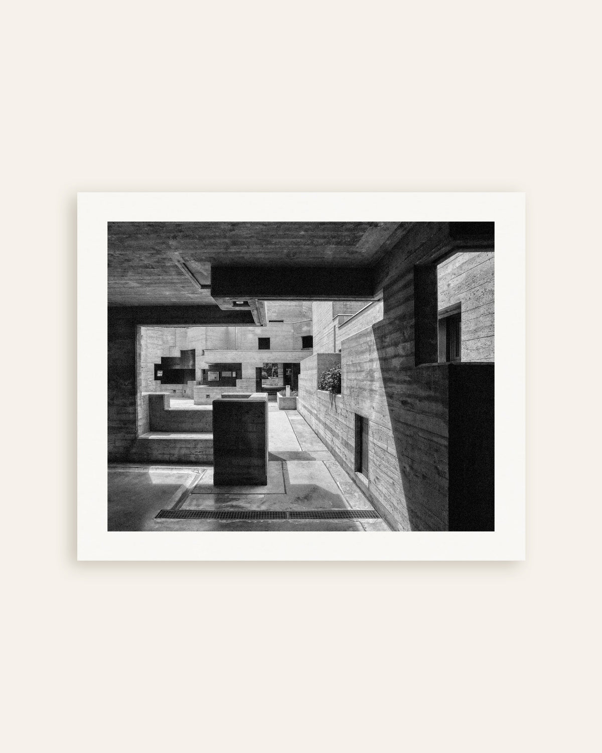 Poster ”Innergård i betong genom en ram”, miniatyr