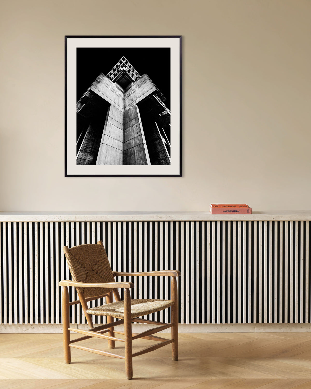Poster ”Korsformat betongtorn på natten”, med metallram