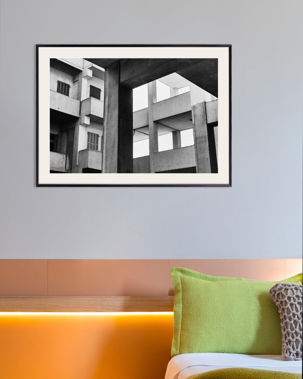Poster ”Betongramar och fönsterluckor”, med metallram