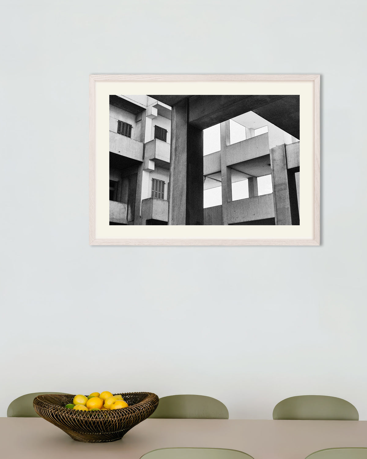 Poster ”Betongramar och fönsterluckor”, med vit träram