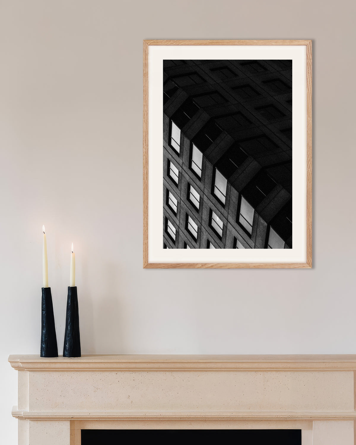 Poster ”Betongrutnät om natten”, med ram i naturträ