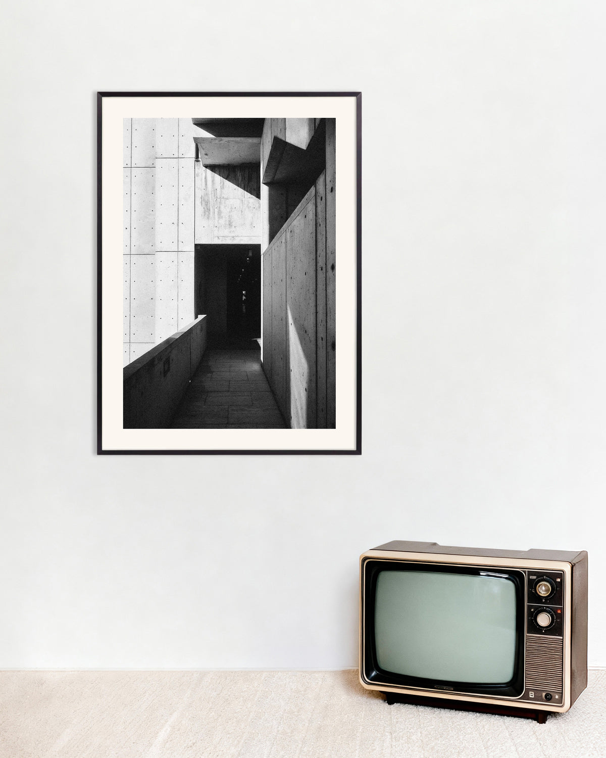 Poster ”Betongpassage i sol och skugga”, med metallram