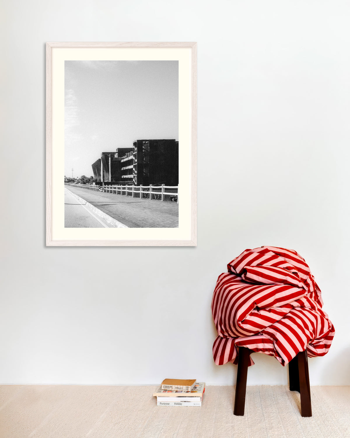 Poster ”Betongruin vid vägen”, med vit träram