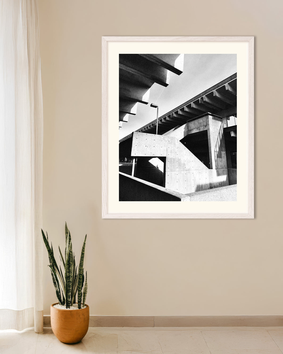 Poster ”Betongtrappor i solljus”, med vit träram