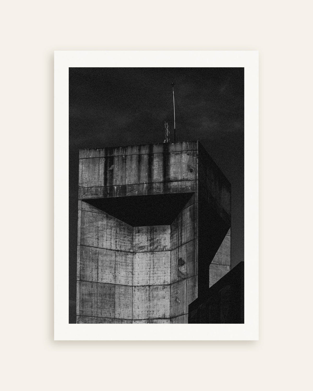 Poster ”Toppen av betongtornet på natten”, miniatyr