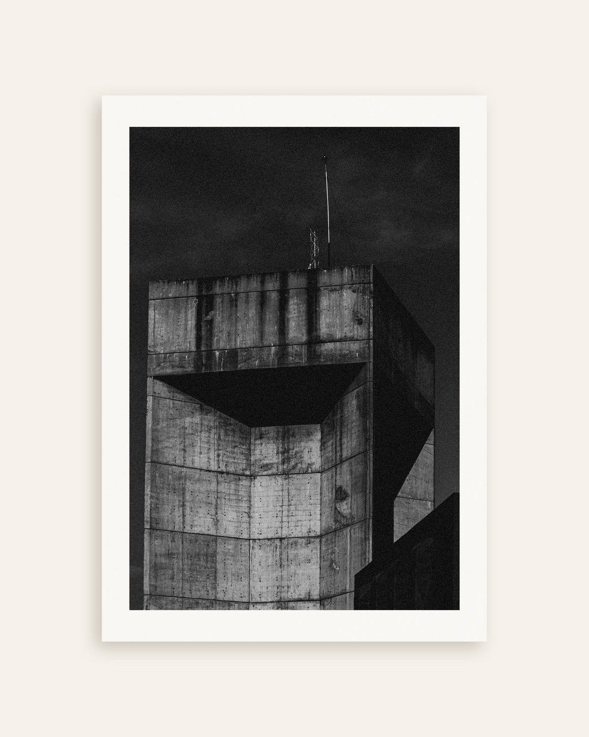 Poster ”Toppen av betongtornet på natten”, miniatyr
