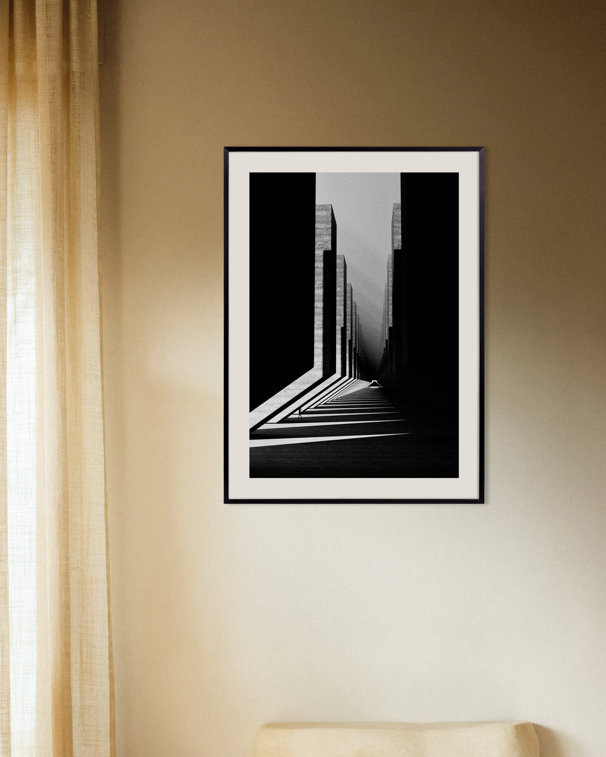 Poster ”Ljusets och betongens korridor”, med metallram