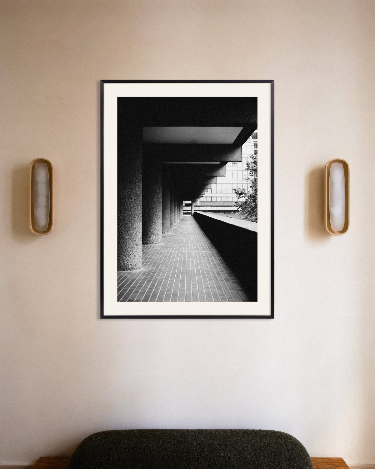 Poster ”Täckt gång med grova pelare”, med metallram