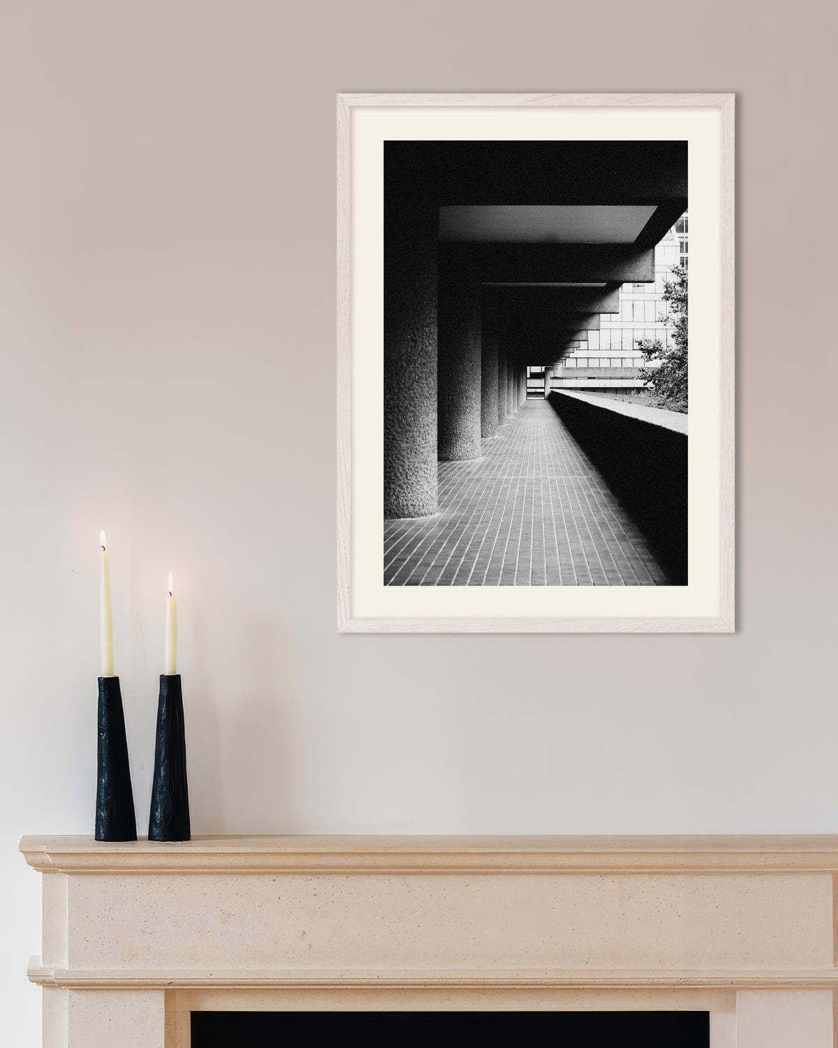 Poster ”Täckt gång med grova pelare”, med vit träram