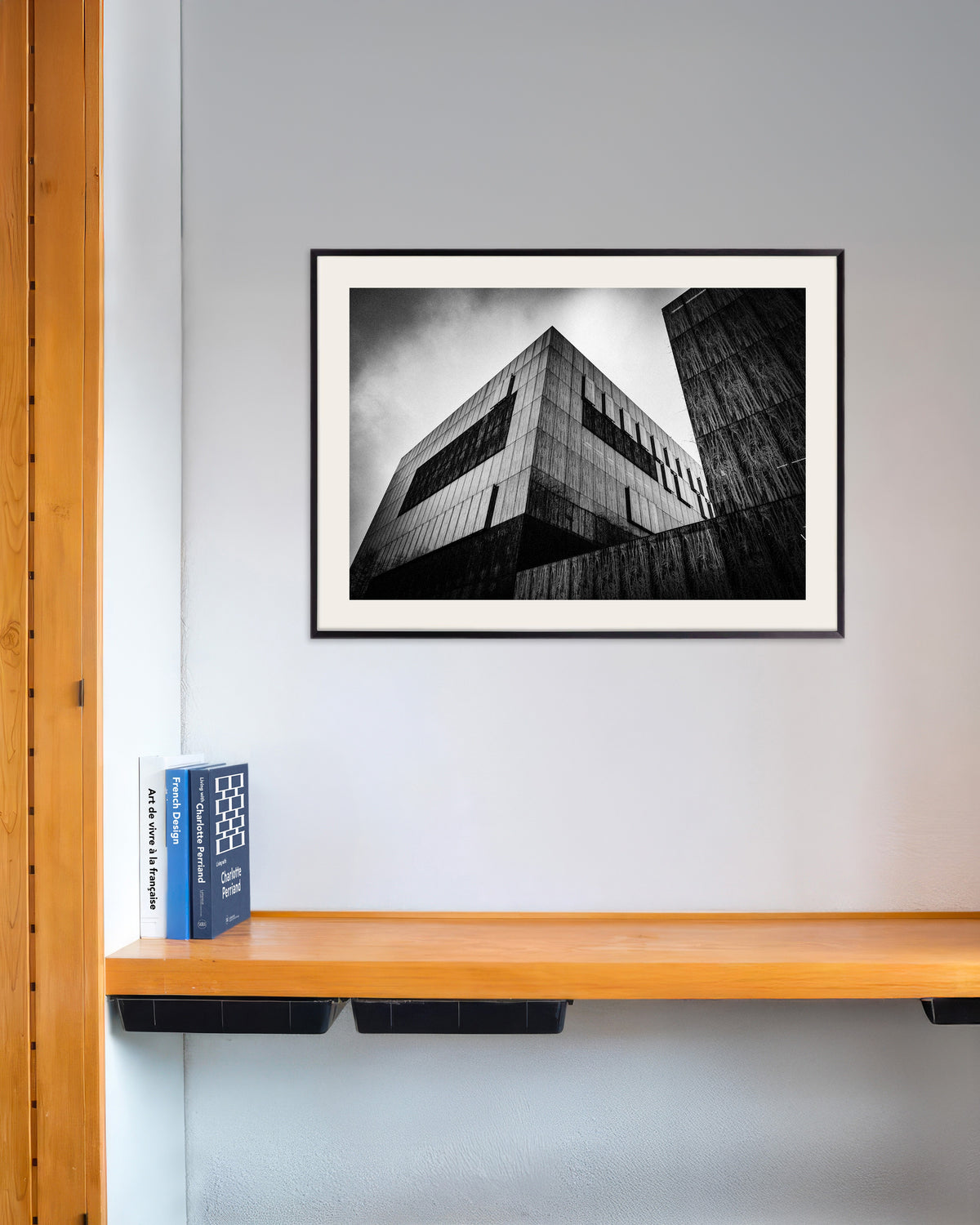 Poster ”Mörk betonglåda under molnen”, med metallram