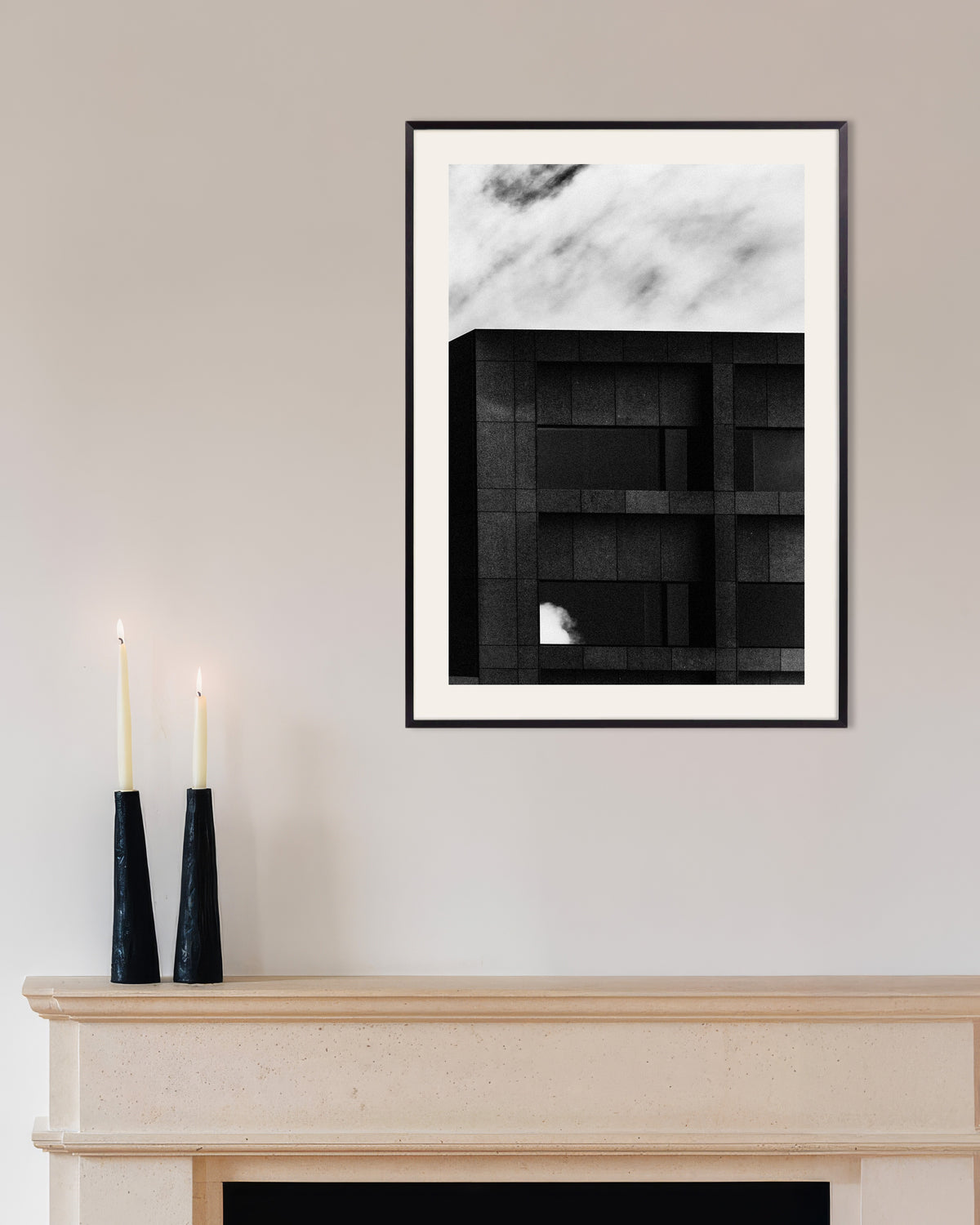Poster ”Mörk fasad och förbipasserande moln”, med metallram