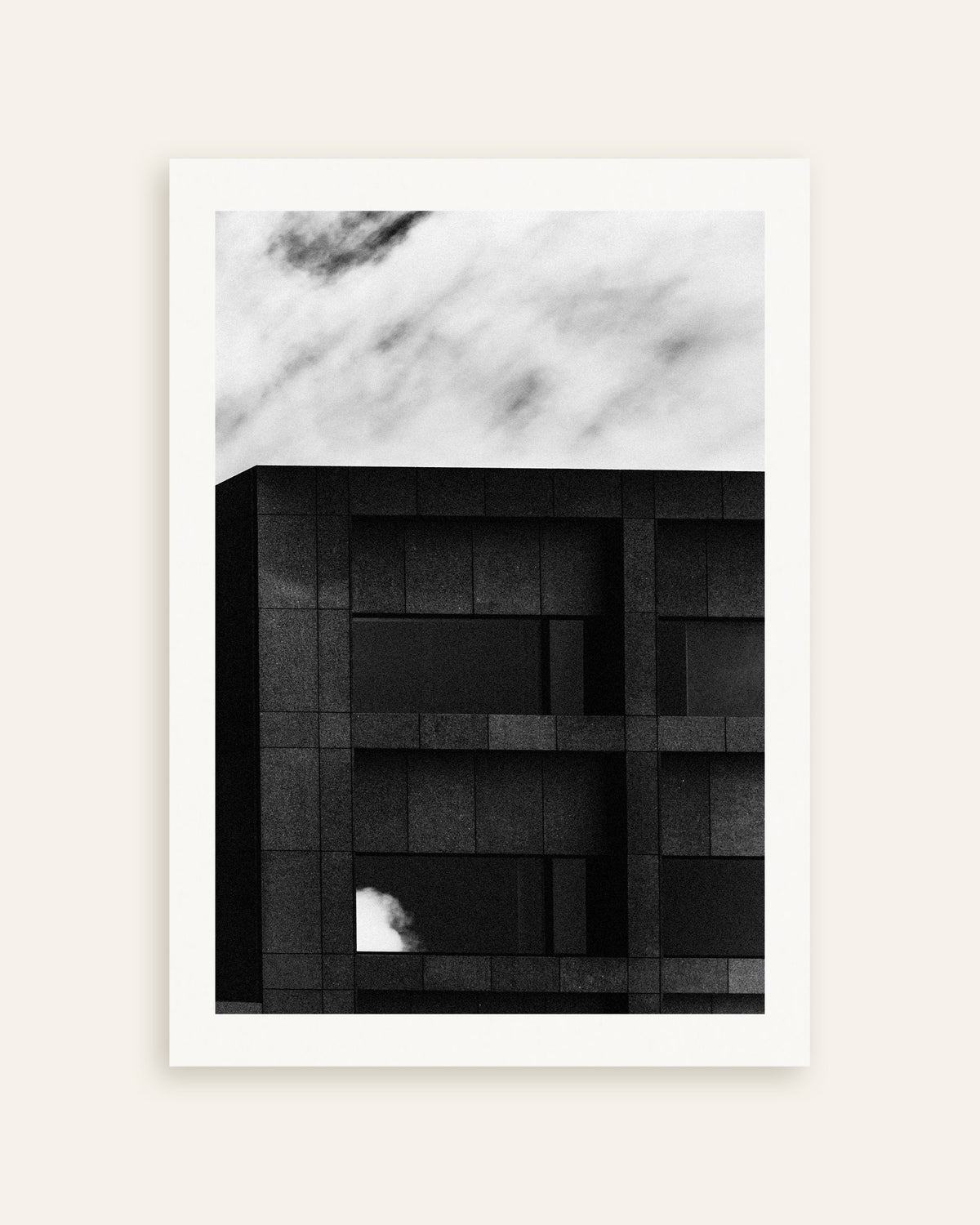 Poster ”Mörk fasad och förbipasserande moln”, miniatyr