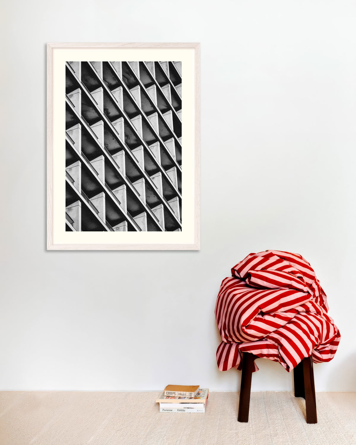 Poster ”Balkongernas diagonala rytm”, med vit träram