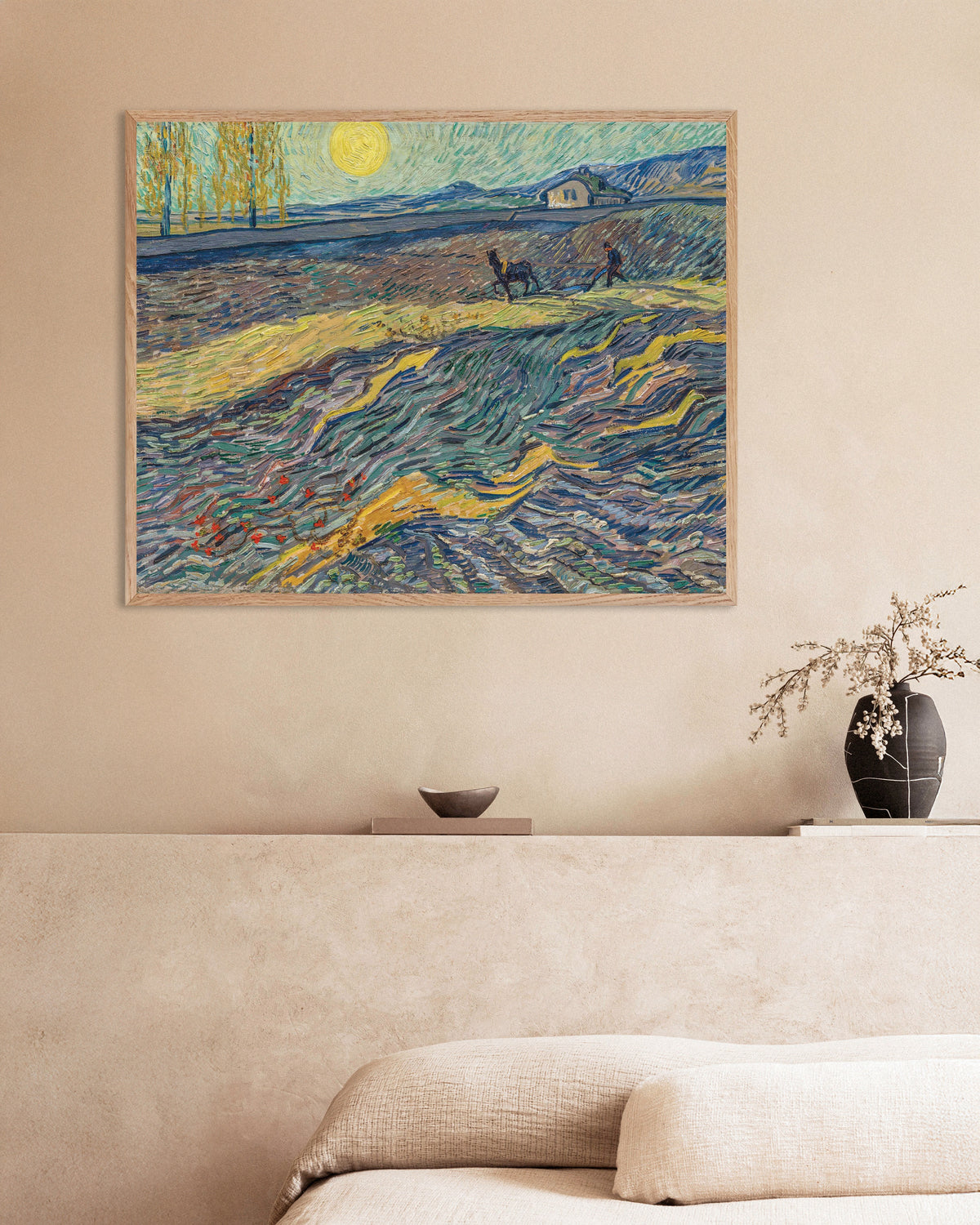 Poster av Inhägnat fält med plöjare (1889) av Vincent van Gogh, med ram i naturträ