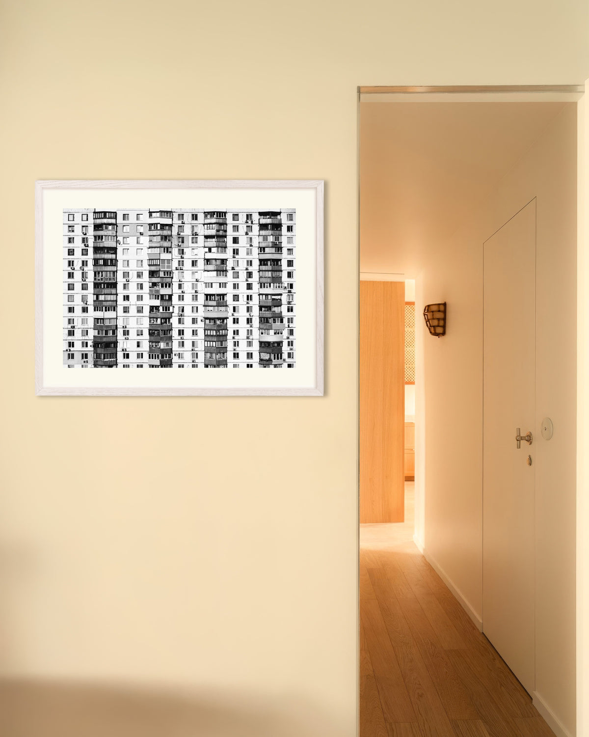 Poster ”Ändlöst bostadshus”, med vit träram
