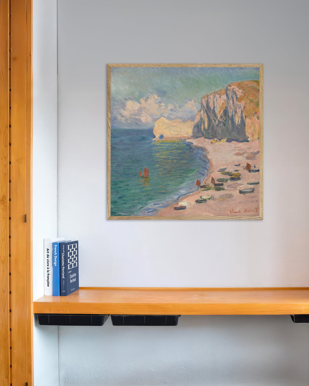 Poster Étretat, stranden och Falaise d'Amont (1885) av Claude Monet med ram i naturträ