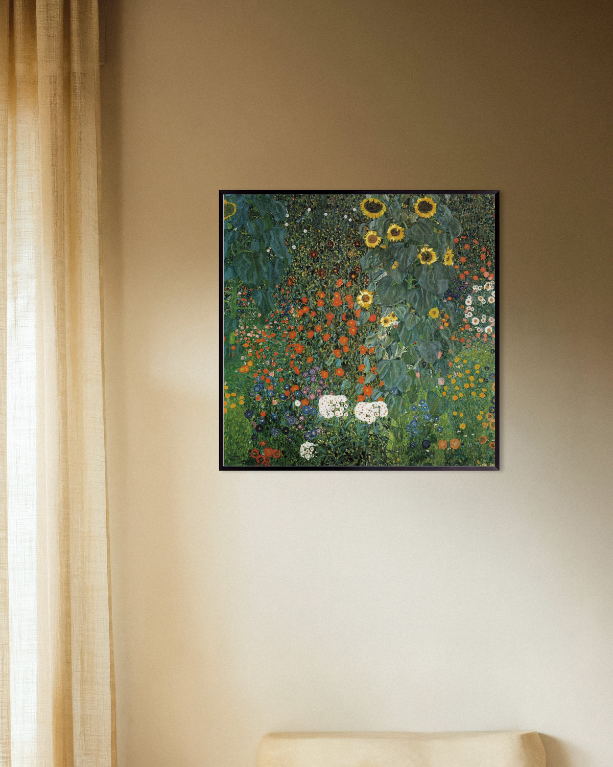 Poster Bondeträdgård med solrosor (1907) av Gustav Klimt med metallram