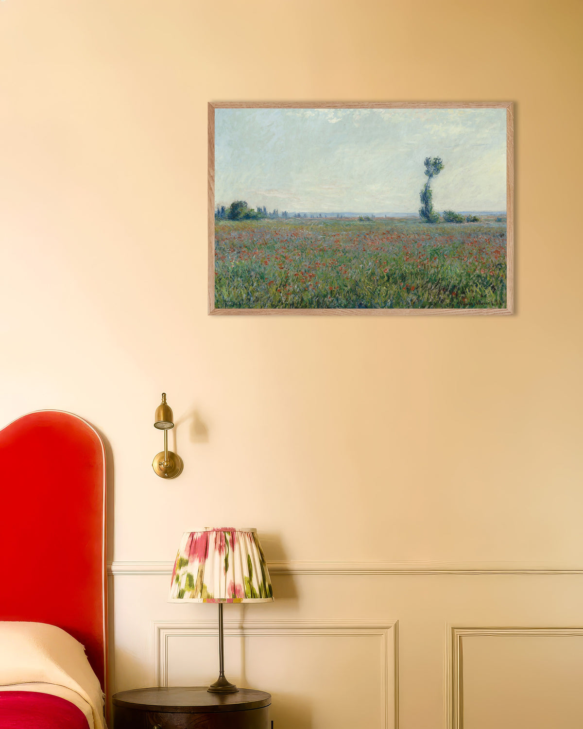 Poster Vallmofält av Claude Monet med ram i naturträ