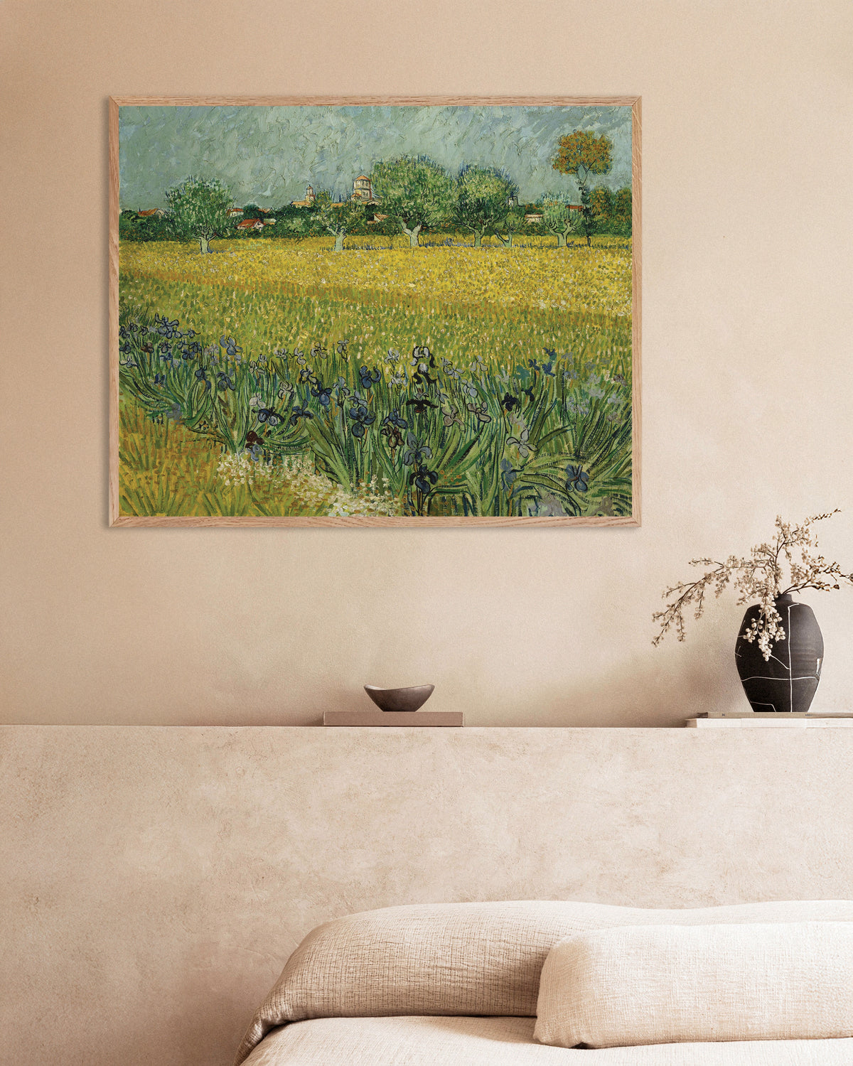 Poster med Fält med iris nära Arles (1888) av Vincent van Gogh, med ram i naturträ