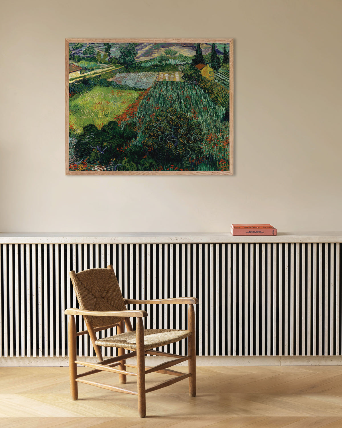 Poster med Fält med vallmo (1889) av Vincent van Gogh, med ram i naturträ