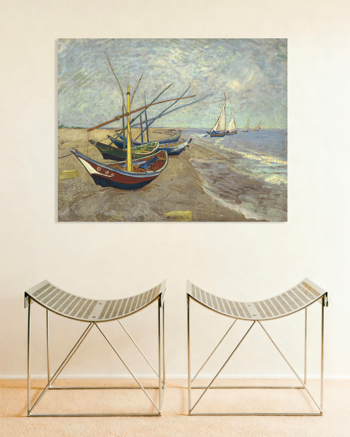 Poster av Fiskebåtar på stranden vid Les Saintes-Maries-de-la-Mer (1888) av Vincent van Gogh