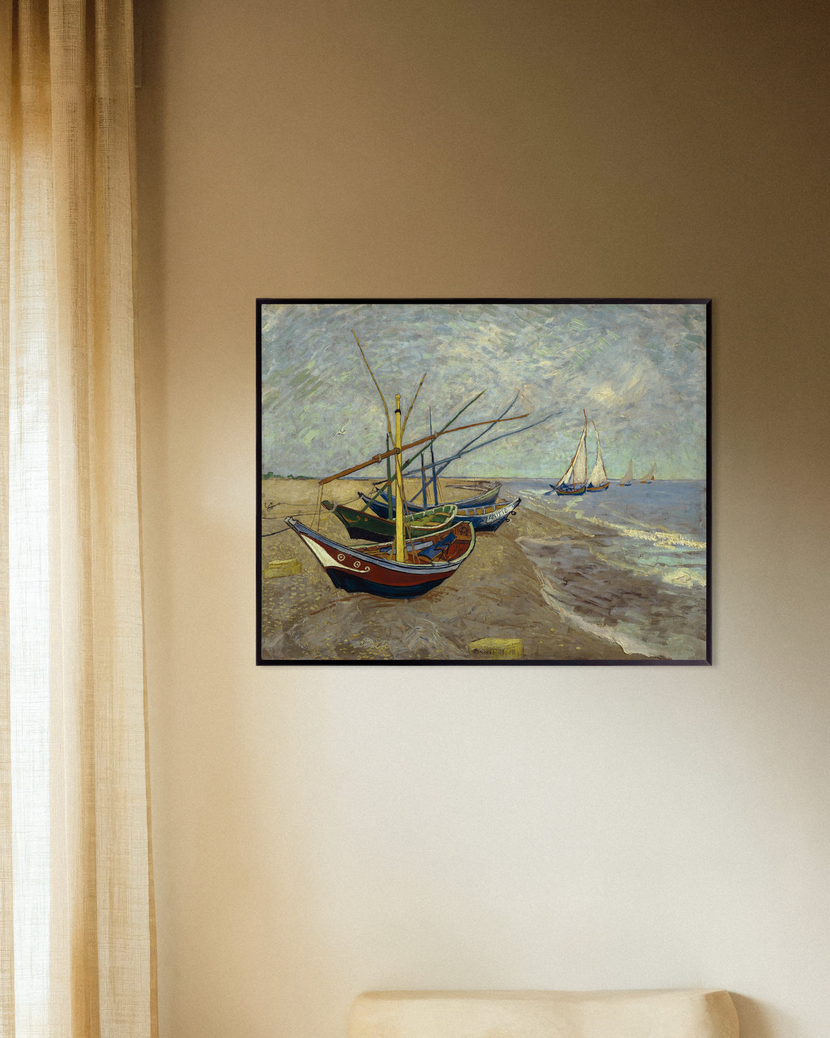 Poster av Fiskebåtar på stranden vid Les Saintes-Maries-de-la-Mer (1888) av Vincent van Gogh, med metallram