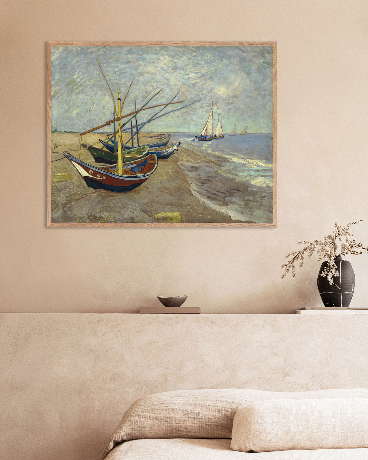 Poster av Fiskebåtar på stranden vid Les Saintes-Maries-de-la-Mer (1888) av Vincent van Gogh, med ram av naturträ