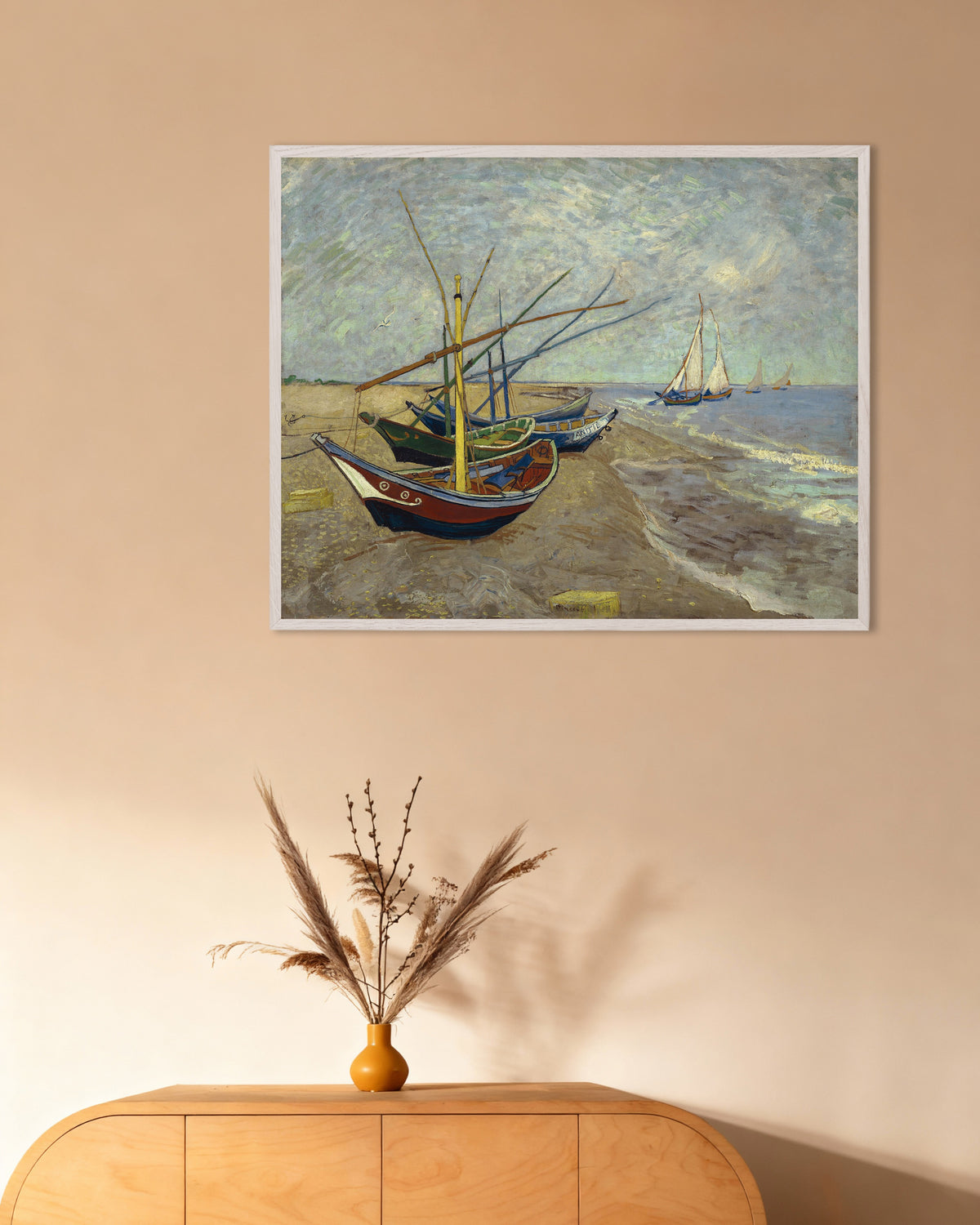 Poster av Fiskebåtar på stranden vid Les Saintes-Maries-de-la-Mer (1888) av Vincent van Gogh, med vit träram