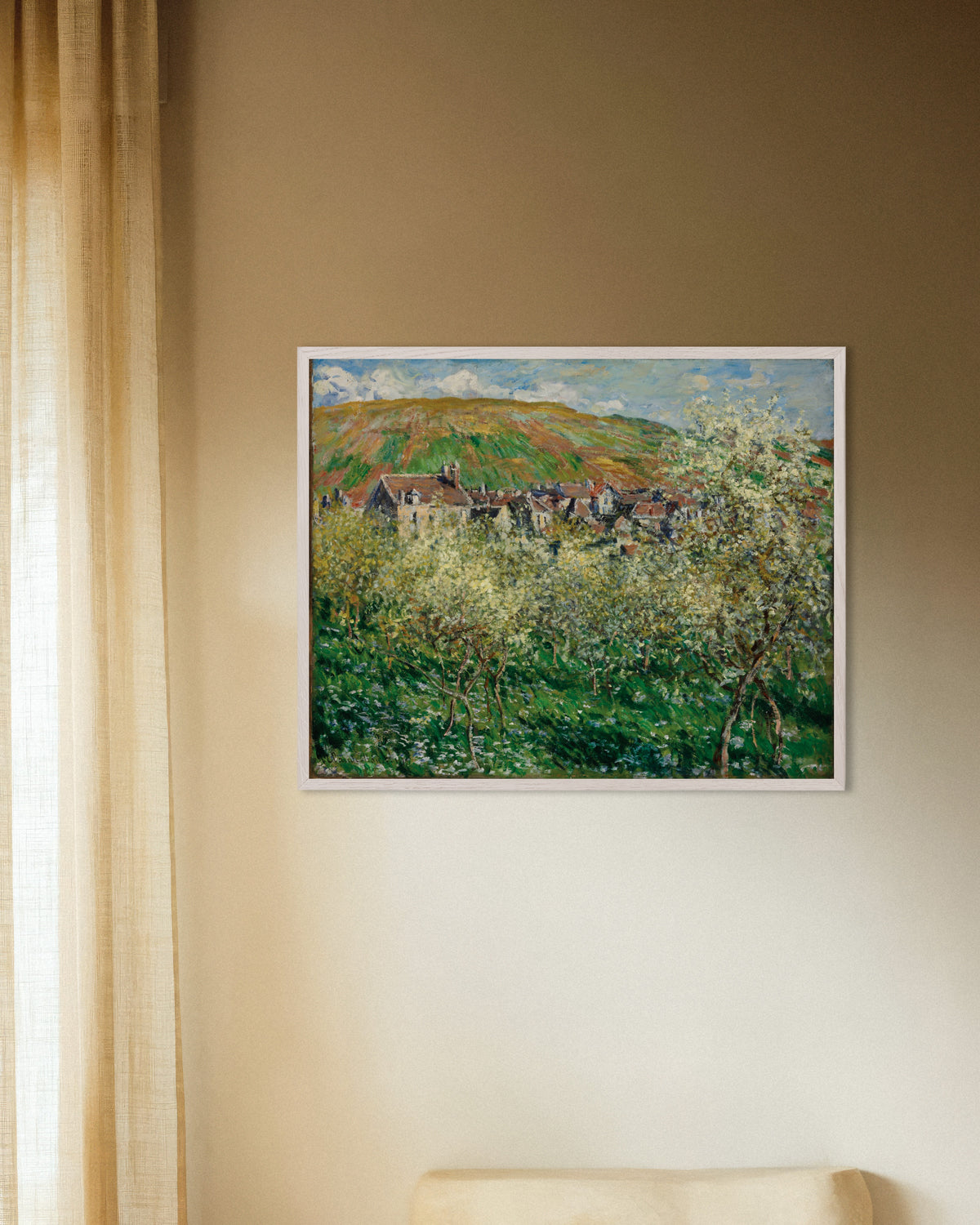 Poster Blommande plommonträd (1879) av Claude Monet med vit träram