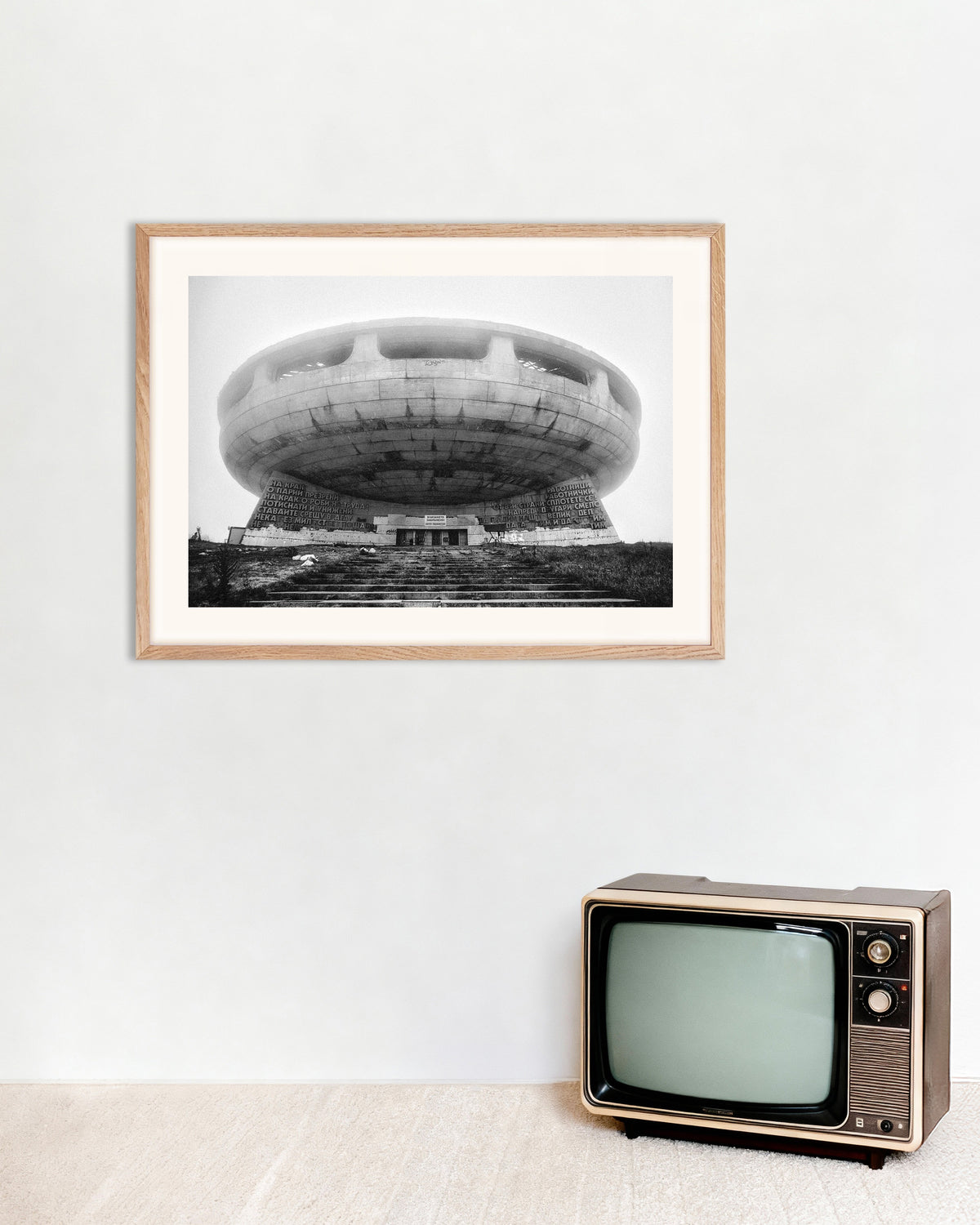 Poster ”Flygande tefat-monument i dimman”, med ram i naturträ